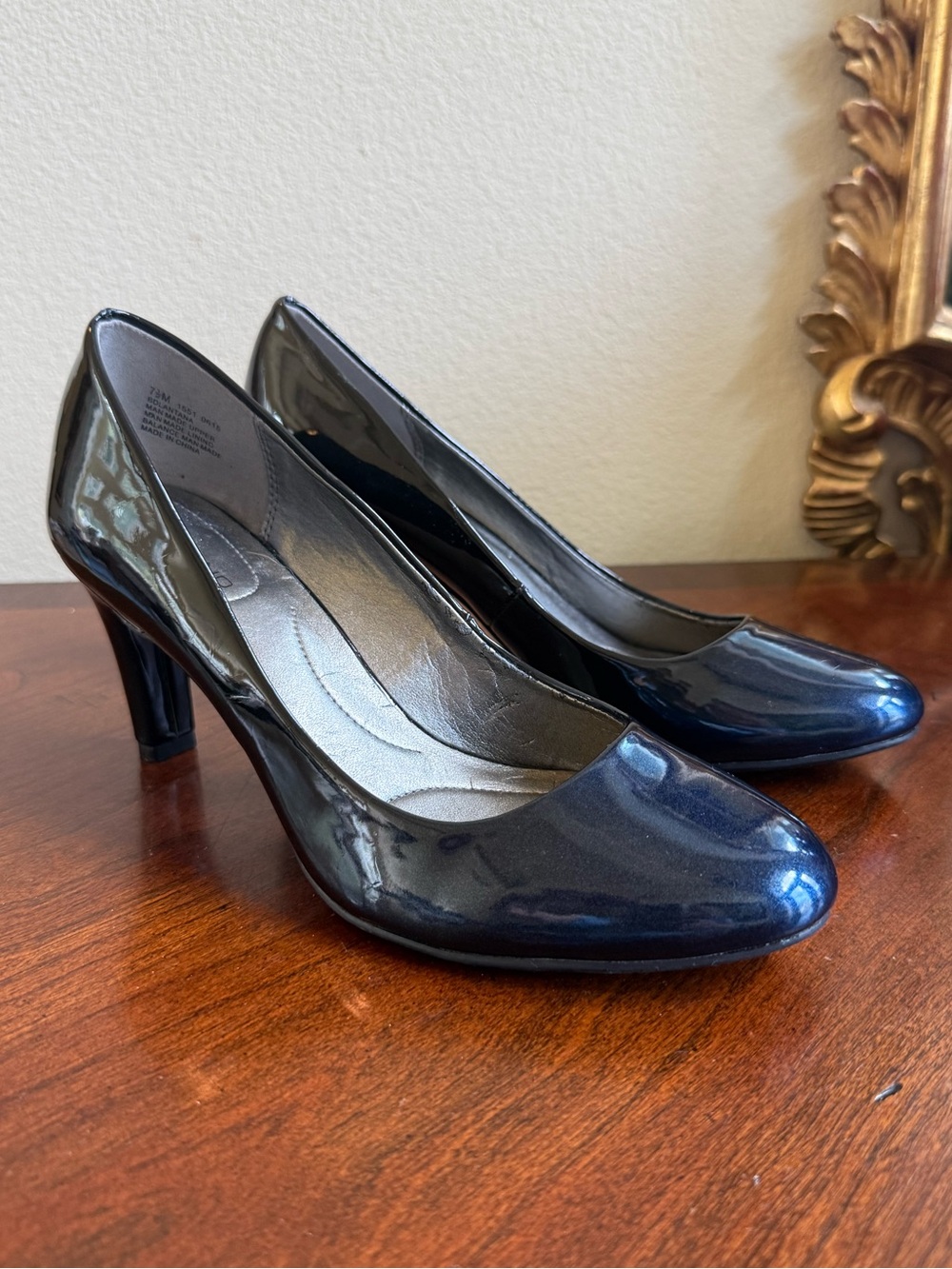 Bandolino navy blue pearlized heel